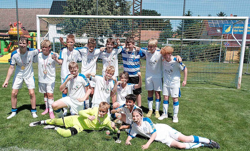 Wackers D-Junioren feiern den Pokalsieg (Foto: P.Blei)