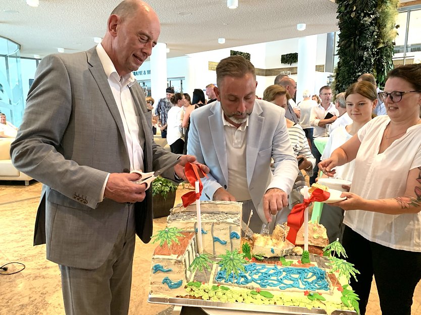 v.l. Minister Wolfgang Tiefensee und Bürgermeister der Stadt Bad Langensalza Matthias Reinz eröffneten die neu sanierten Therme symbolisch mit einer Torte (Foto: Eva Maria Wiegand)