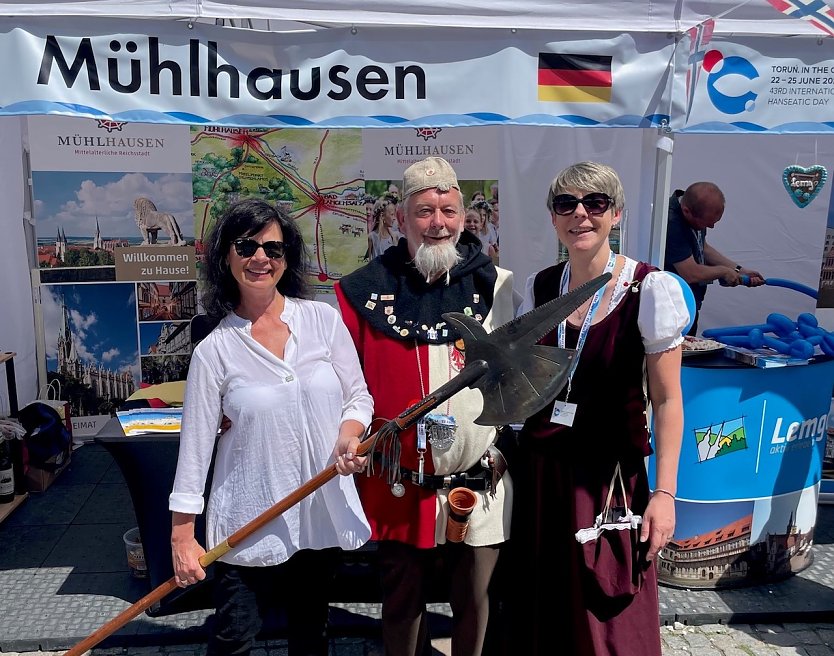 Andrea Unrein (Stadtmarketing Mühlhausen) und Mandy Wagner (Tourist Information Mühlhausen) mit der Stadtwache aus Salzwedel. (Foto: Stadt Mühlhausern)