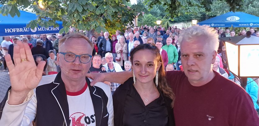 Uwe Steimle, Frank Pojtinger und dessen Tochter Maria nach dem Gastspiel (Foto: nnz)
