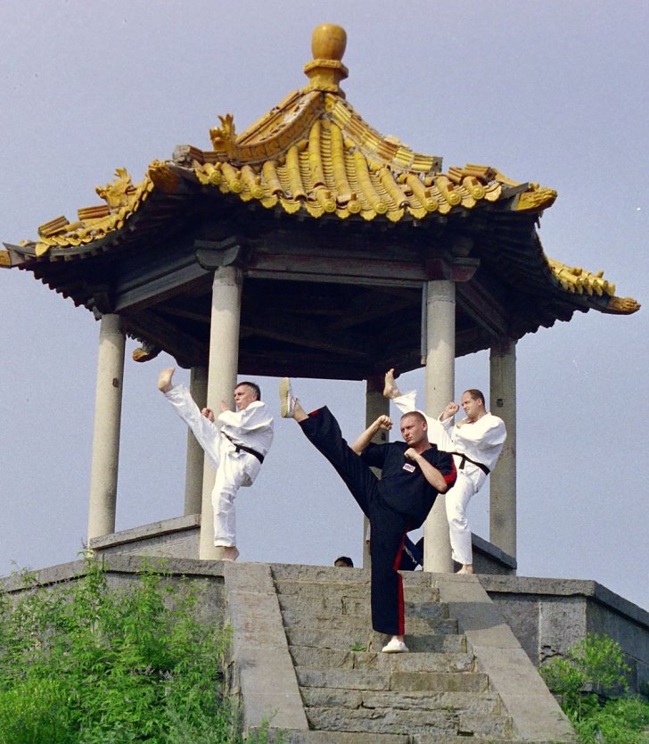 Hesse und Retzek vor einer Pagode in den Bergen von Shaolin (Foto: Kampfsportverein Leinefelde)