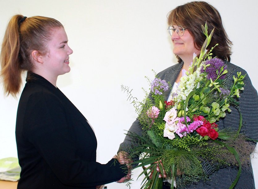 Geschäftsführerin der Stadtwerke Sondershausen Anja Lemke begrüßt die Auszubildene Judy Rasch (Foto: Stadtwerke Sondershausen)