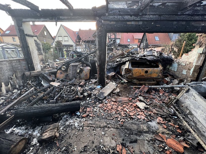 Nichts mehr zu retten: das Carport in Salza brannte bis auf die Grundmauern nieder (Foto: S. Dietzel)