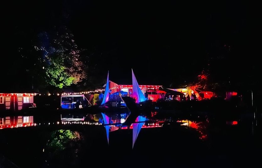Im schick beleuchteten Waldbad wurde bis in die Nacht hinein gefeiert (Foto: Förderverein Waldbad Neustadt)