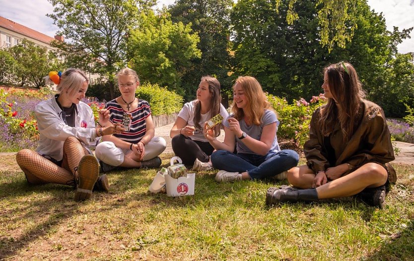Studierende der Hochschule Nordhausen füllen ehrenamtlich die zur Verfügung gestellten Menstruationsartikel auf und unterstützen damit das Engagement der Hochschule für ein gleichberechtigtes Studium und Arbeitsumfeld. (Foto: Maurice Töpfer)