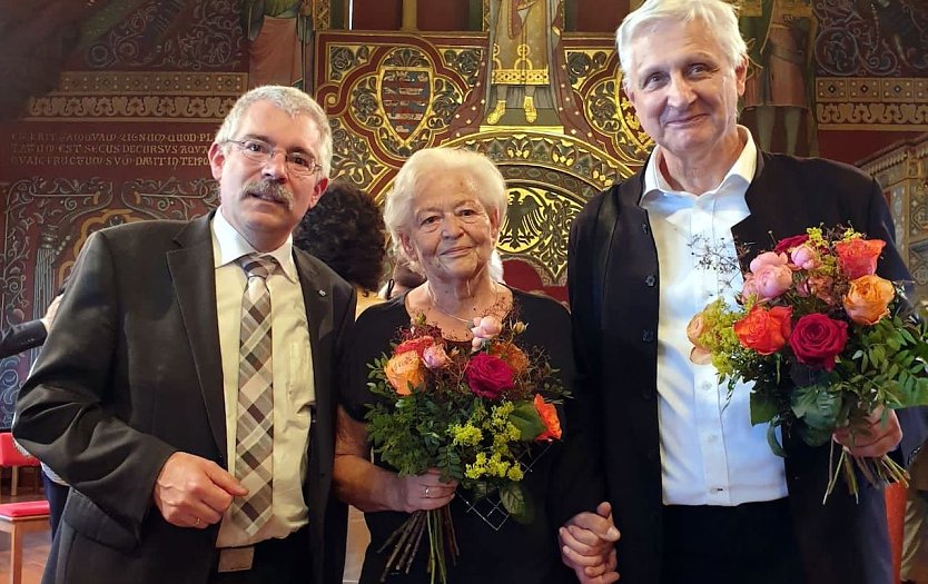 Die Preisträger Helga Rathnau und Stephan Domann (r.) mit Superintendent Andreas Schwarze (Foto: R.Englert)
