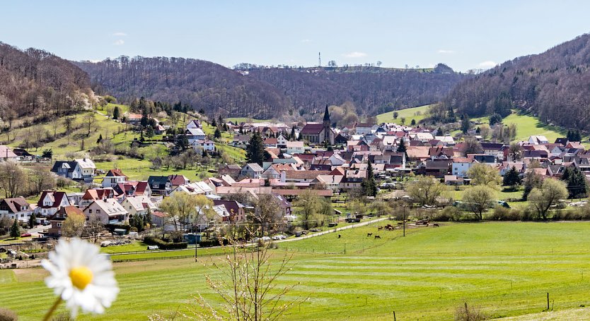 Ausblicke mit Wiedererkennungswert gibt es viele in der Region Eichsfeld: Hier z.B. der Blick auf die Ortschaft Lutter. (Foto: Michael Brückmann)