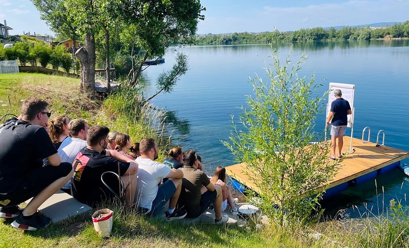  Sommerliche Lernatmosphäre - Vorlesung am See mit Prof. Dr. Marcus Schäfer (Foto: Tina Bergknapp)