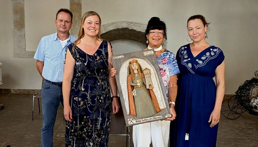 Tura Jursa (2.v.re.) überreichte ihr Werk der heiligen Barbara an die Mitarbeiter der Stadtverwaltung Karsten Kleinschmidt (li.), Dr. Carolin Schäfer (2.v.li) und Claudia Langhammer (re.). (Foto: Janine Skara)