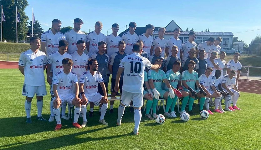 Carsten Weis (10) will auch in der nächsten Spielzeit seine Preußen dirigieren (Foto: FSV P)