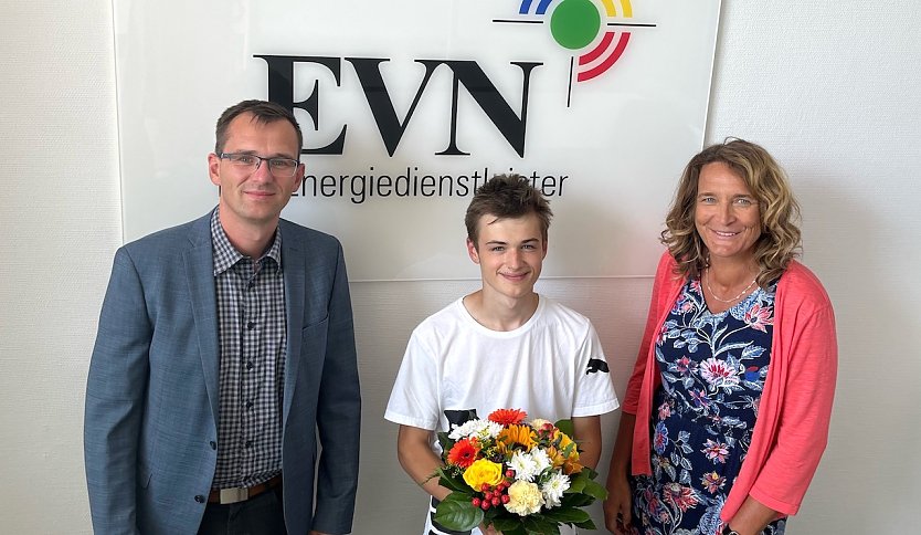 Jens Germer und Jana Zöller begrüßen Henry Klesel (Bildmitte) als neuen Auszubildenden der EVN. (Foto: EVN)