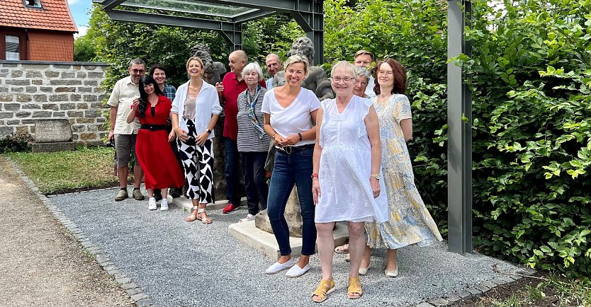 Leicht verdeckt von den vielen Beförderern die beiden Figuren im Hintergrund: Vor den Brunnenfiguren in der Flohburg: Thomas Kopf, Pia Wienrich, Jessica S. Müller, Bürgermeisterin Alexandra Rieger, Frank Lawrenz, Heidelore Kneffel, Hans-Jürgen Grönke, Dr. Cornelia Klisch, Evelin Herzberg, Josefa Presslmaier, Mike Szybalski, Simone Hannemann (Foto: Stadtverwaltung Nordhausen)