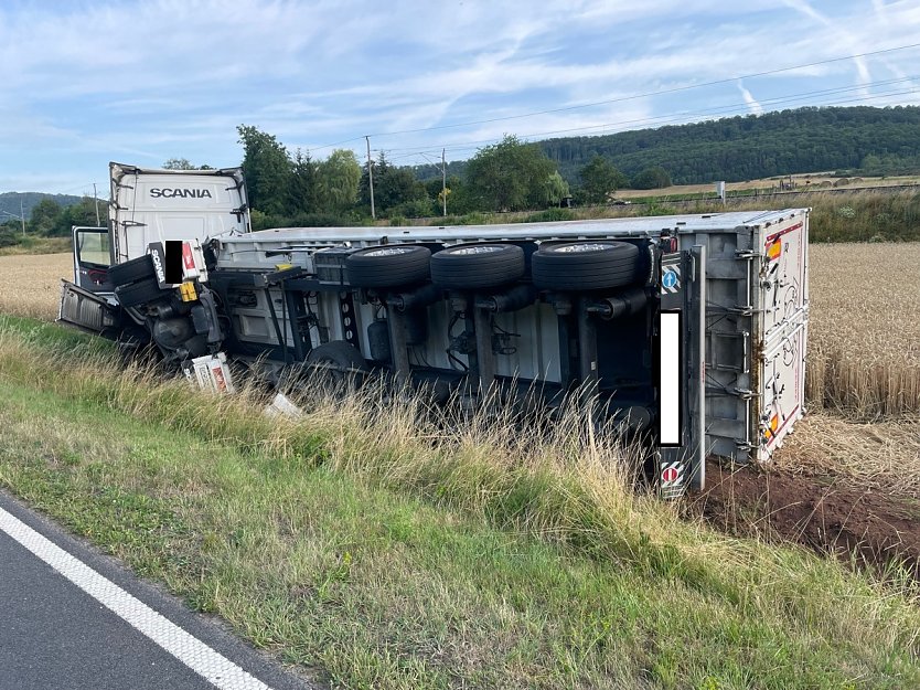 Gekippter Lkw bei Sollstedt (Foto: Landespolizeiinspektion Nordhausen)