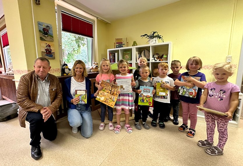 Übergabe des Schmökerhauses durch Stiftungsbotschafter Ronald Hirsch (in Vertretung für seinen Sohn) und Bürgermeisterin Alexandra Rieger  (Foto: Stadt Nordhausen)