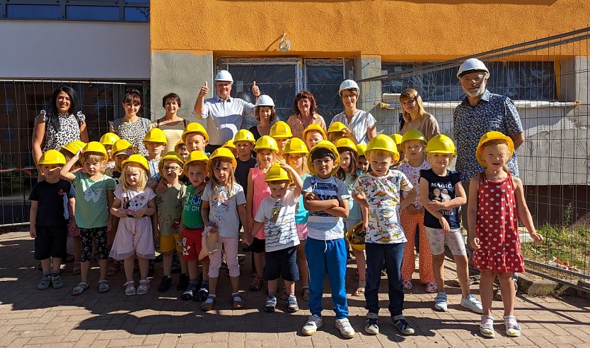 Die Kinder und Erzieherinnen der Kita „Anne Frank“ besuchten ihre zukünftige neue Kita und wurden von Bürgermeister Steffen Grimm (hinten Mitte), und den Mitarbeitern der Stadtverwaltung Mareen Biedermann (3.v.re), Jaqueline Lange (5.v.re.) und Thomas Kühn (re.) empfangen und herumgeführt. (Foto: Janine Skara)