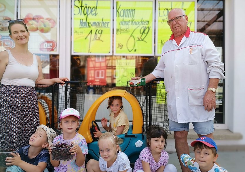 Herr Gräser spendierte den Kindern aus der Kita Flohkiste leckere Kirschen (Foto: Jonny Kleinschmist)