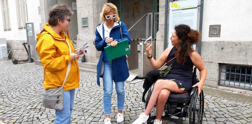 v.l. Ulrike Hottenrott, Bürgermeisterin Alexandra Rieger und Beauftragte der Stadt Nordhausen für Menschen mit Behinderungen Agnes Czosnykowski vor dem Bürgerservice der Stadt Nordhausen                            (Foto: ©Stadtverwaltung Nordhausen)