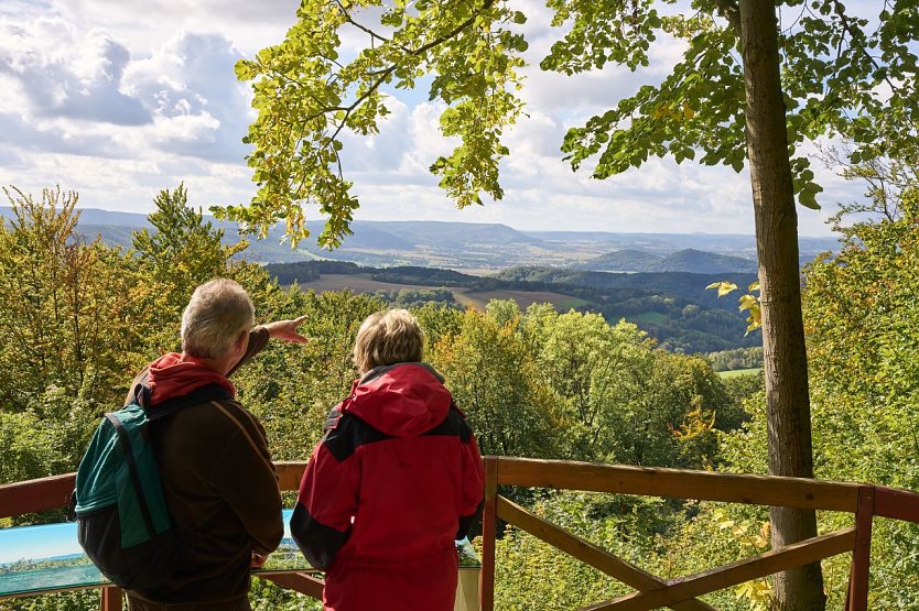 Bildunterschrift: Mit dem WanderBus die Region erkunden: Bei der vierten Tour des Jahres erkundet Wanderführer Stefan Sander von der Stiftung Naturschutz Thüringen mit den Teilnehmern das Eichsfeld nahe dem Franziskanerkloster Hülfensberg (Foto: Alexander Klingebiel)