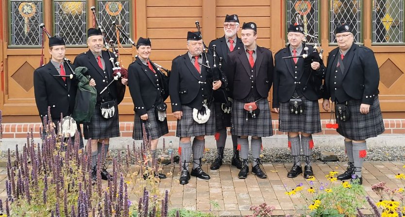 Barbarossa Pipes and Drums Sangerhausen (2022 vor der Stabkirche Stiege)  (Foto: ©Cosima Pilz)