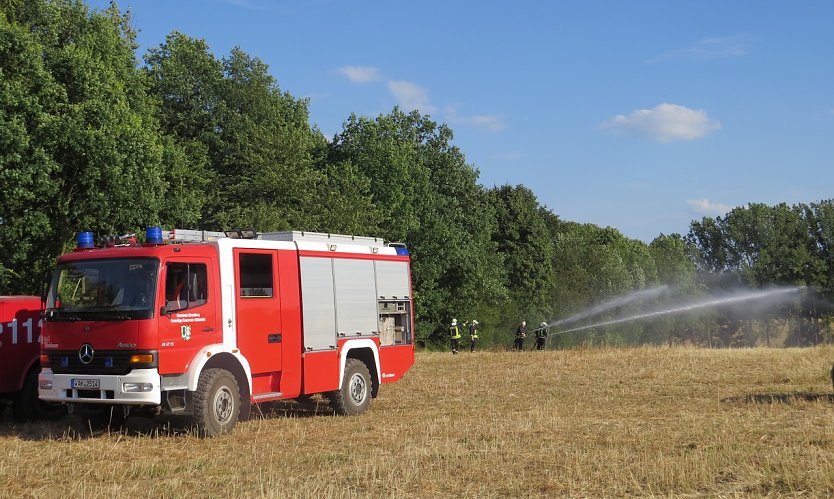 Gemeinsame Waldbrandübungen von Forst und Feuerwehren gerade auch an Wald-Feld-Grenzen: Nicht selten wandern Feldbrände in angrenzende Wälder und verursachen dort großen finanziellen wie ökologischen Schaden   (Foto: ThüringenForst)