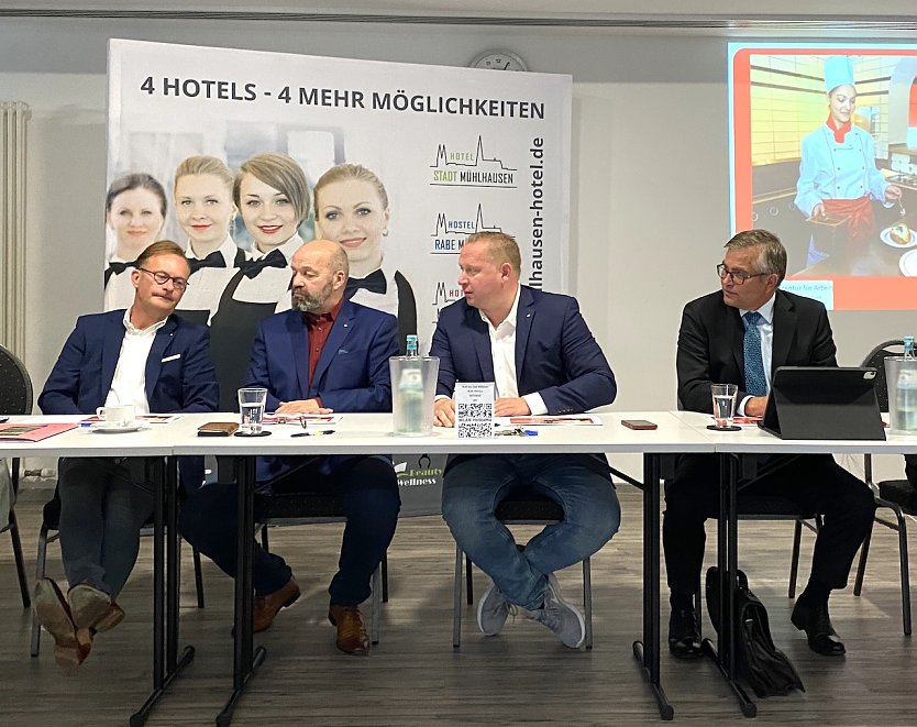 Jens Ritter, Andreas Schreiber, Roberto Raethel und Karsten Froböse diskutieren Ausbildungschancen in Nordthüringen (Foto: oas)