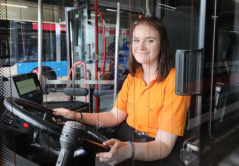  Katharina Kleine, Auszubildende zur Fachkraft im Fahrbetrieb, hinter dem Steuer eines Busses (Foto: Franziska Bernsdorf (Verkehrsbetriebe Nordhausen GmbH))