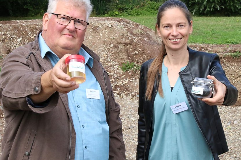 Am Bleicheröder Klärwerk sehen Frank Biermann und Projektkoordinatorin Anja Schreiber dem Feldversuch mit Spannung entgegen (Foto: agl)