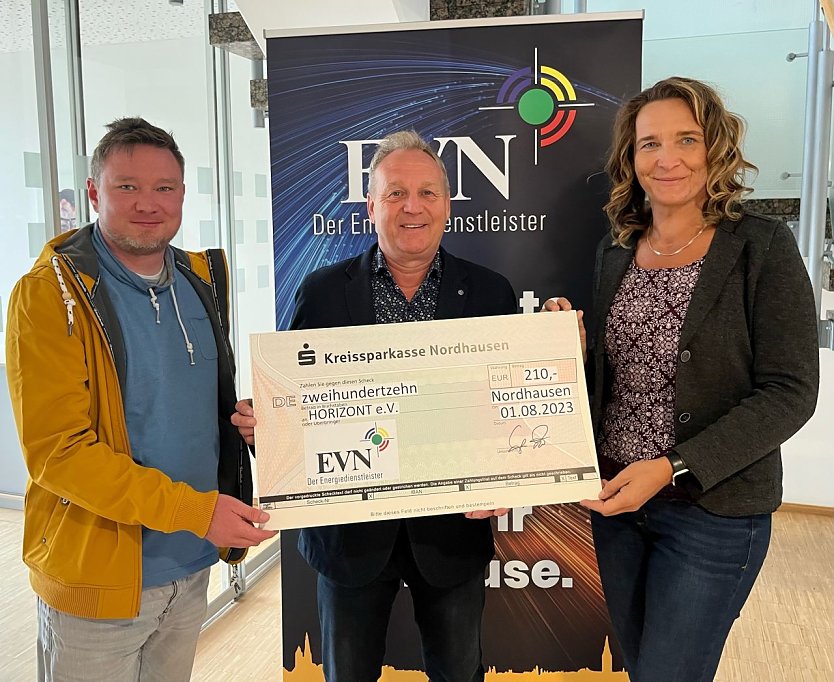 Jana Zöller übergibt einen Spendenscheck in Höhe von 210 Euro an René Kübler, Geschäftsführer Horizont (Mitte) und Tim Hesse, Leitung Rittergut Harzrigi (links).  (Foto: EVN)