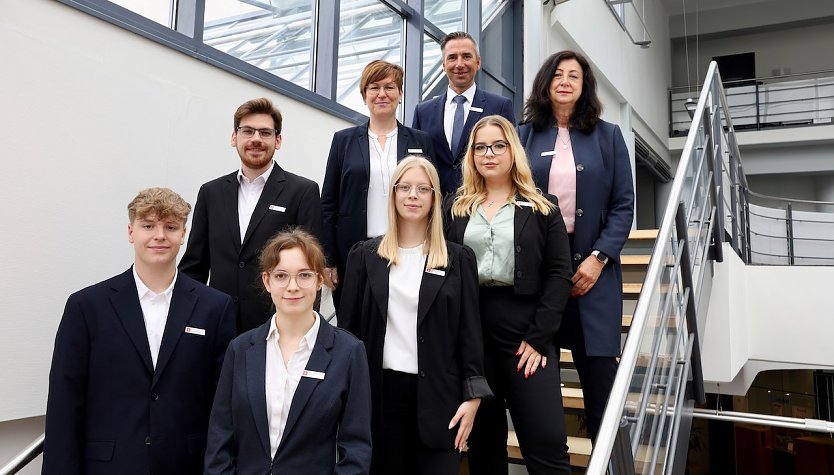 Erik Petri, Hanna Viktoria Körner, Phillip Schlufter, Lenja Pöhlitz, Sindy Ritzke (Vorstandsmitglied), Julia Wieduwilt, René Leipnitz (Vorstandsvorsitzender), Heike Stegmann (Ausbildungsleiterin) (Foto: Laura Rhäsa)