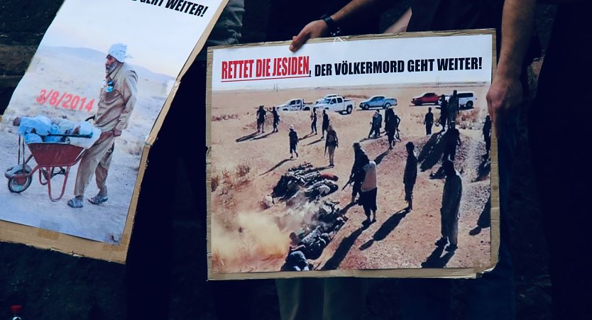 "Der Völkermord geht weiter" - auf dem Rathausplatz kam heute die jesidische Gemeinschaft zusammen um an das Schicksal ihrer Glaubensgemeinschaft zu erinnern (Foto: agl)