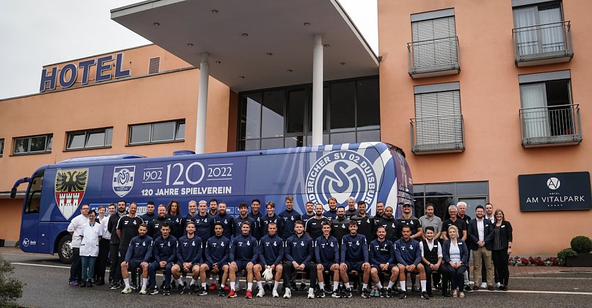 Die Mannschaft des MSV Duisburg vor dem Hotel (Foto: A. Heidenblut)