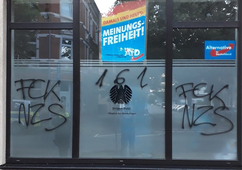Beschmierte Schaufensterscheibe des Nordhäuser AfD-Büros (Foto: AfD)