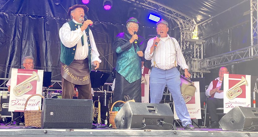 Mit viel Gesang eröffneten die Altstadt-Originale das diesjährige Altstadtfest (Foto: oas)