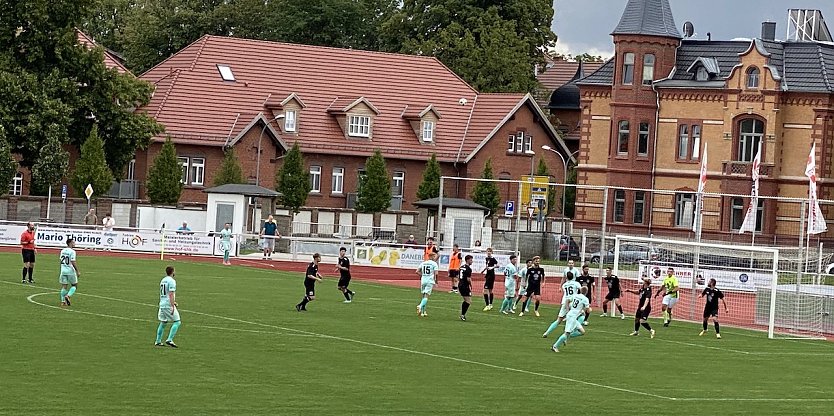 Auftaktniederlage der Preußen (in mintgrün) im heimischen Stadion der Freundschaft (Foto: oas)