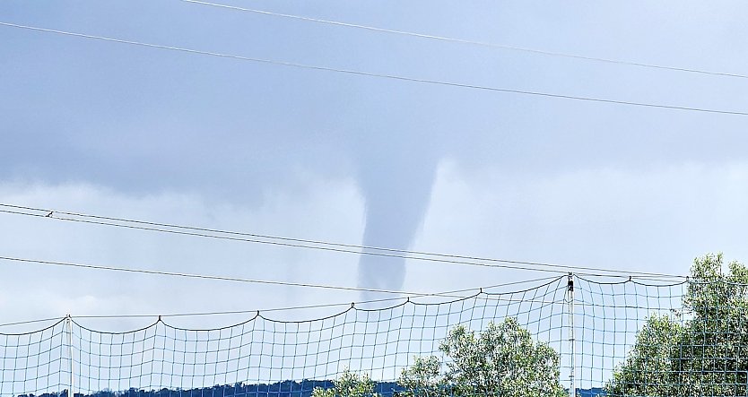 Trichterwolke vom Sportplatz in Wollersleben aus fotografiert (Foto: Christopher Keilholz/Silvio Dietzel)