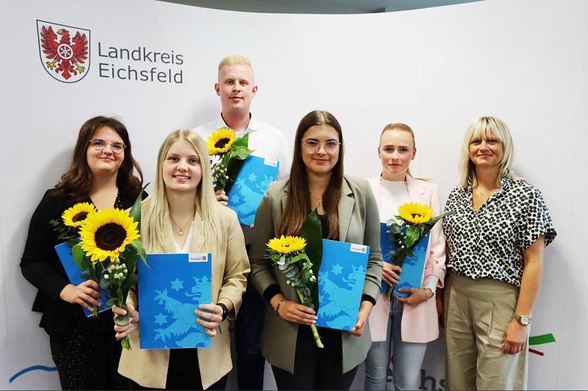 V.l.n.r. Laura Riemekasten, Samira Jakob, Jeremy Rolz, Janine Klipstein, Adriana Adler und Ausbildungsleiterin Doreen Krieter-Hansen (Foto: Landkreis Eichsfeld)