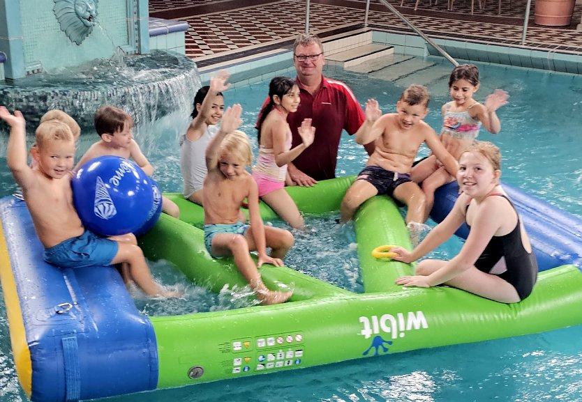 Artur, Atrin, Fiona, Maria, Amandus, Setavesh, Jasmin Ella, Theodor und Hugo haben Spaß mit dem neuen Spielgerät (Foto: Badehaus)