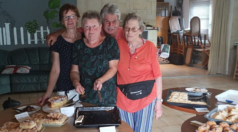 Helferinnen und Helfer an der Kuchentheke beim Sommerfest des Gartenvereins Glückauf (Foto: T. Leipold)