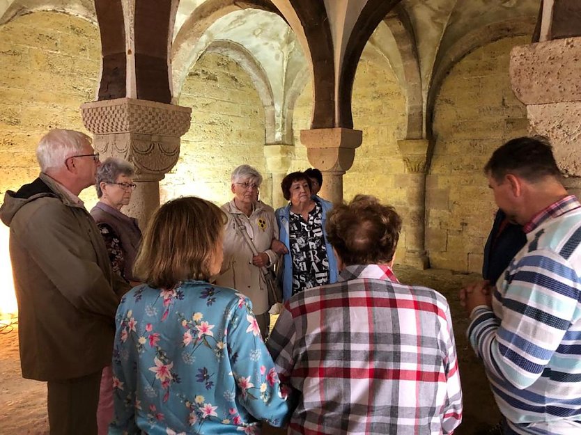 Besuch in der Krypta im Klosterturm Göllingen (Foto: M. Rasch)