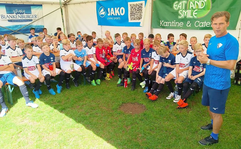 Darius Wosz, ehem. Bundesliga Nationalspieler bei der Eröffnung des Camps derTSGKrimderode (Foto: P. Grabe)