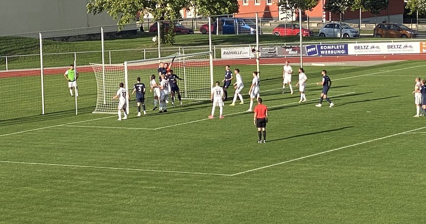 Preußen-Keeper Hartmann wehrt einen Wacker-Eckball ab (Foto: oas)