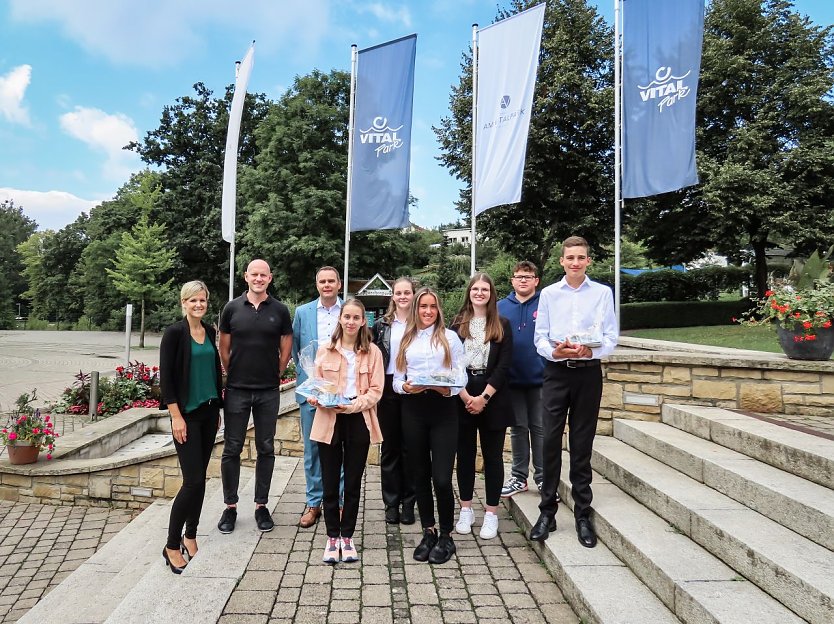 Sechs von insgesamt neun Auszubildenden wurden am 01. August von der Personalleiterin Frau Oelsner (v.l.), dem Leiter des Vitalparks Herr Fromm und dem Hoteldirektor Herrn Penzel in Empfang genommen. (Foto: Hotelgesellschaft KGHH Heilbad Heiligenstadt)