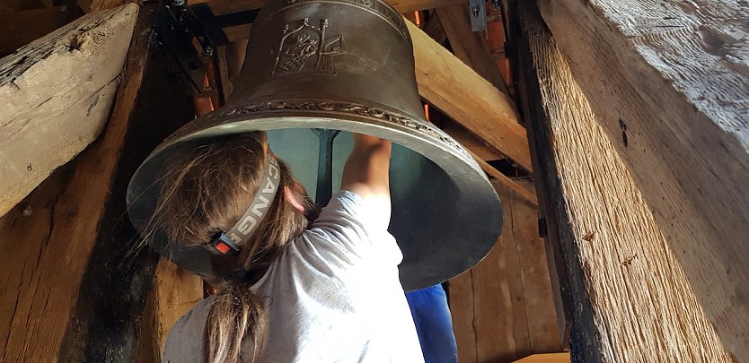 Letztes Handanlagen an der neuen Glocke (Foto: R.Englert)