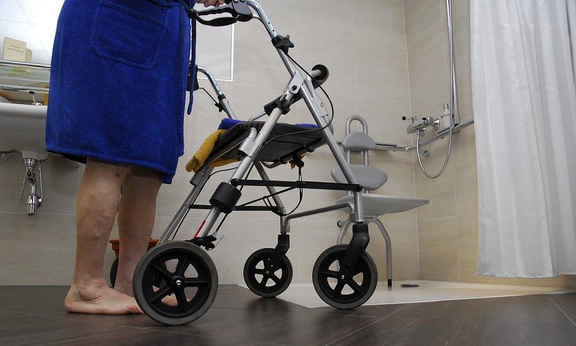 Mit dem Rollator zur Dusche: Rentnern droht Altersarmut (Foto: IG BAU)