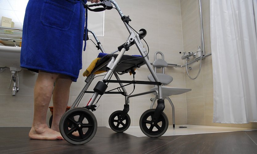 Mit dem Rollator zu Hause unterwegs (Foto: IG BAU)