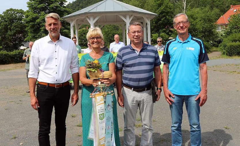 (v.l.n.r.): Stephan Klante, Bürgermeister von Harztor, Petra Gerlach, Ortschaftsbürgermeister von Ilfeld, Andreas Schmidt, Vorsitzender Harzklub Ilfeld-Wiegersdorf, Dr. Gerhard Zimmer, Vizepräsident Thüringer Wanderverband (Foto: J.Piper)