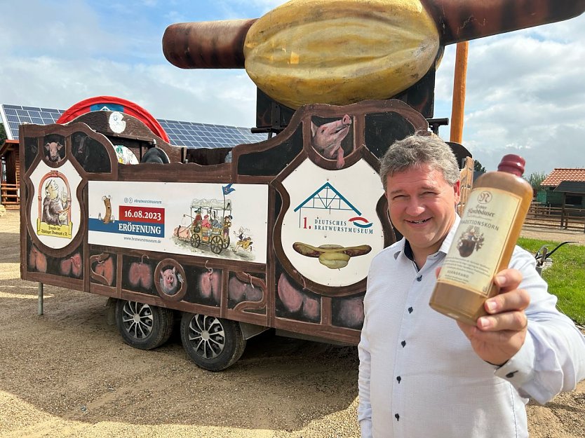 Thomas Müller brachte zur Eröffnung einen hochprozentigen Gruß aus Nordhausen mit (Foto: Martin Nebel)