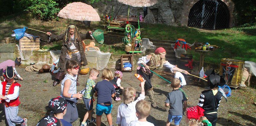 Kinder der Kindervilla Bad Frankenhausen bei einem Piratenspiel im Stadtpark (Foto: K. Milde)
