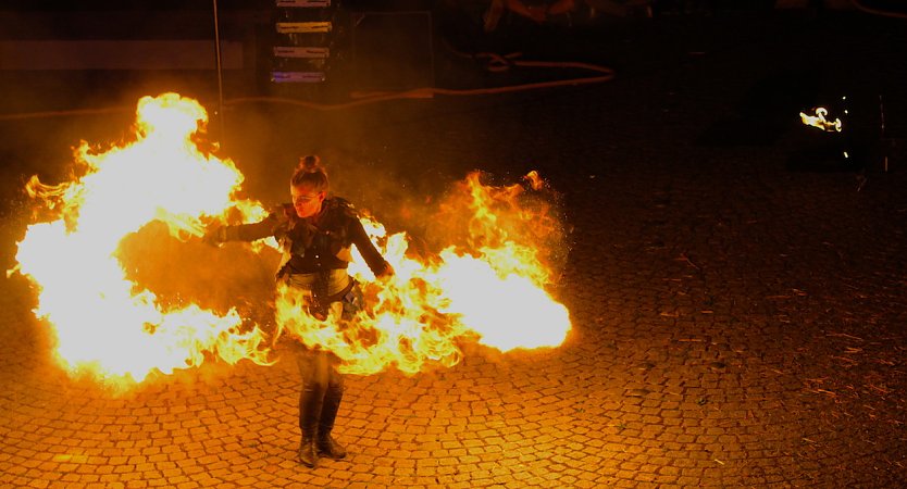 Eine spektakuläre Feuershow wird am Samstagabend beim Mittelalterstadtfest geboten (Foto: Eva María Wiegand)