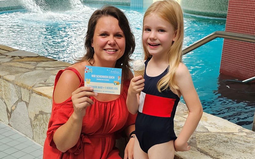 Johanna aus dem aktuellen Schwimmkurs konnte sich bereits vom leckeren Eis überzeugen und freut sich auf ihr Seepferdchen, das sie Ende der Woche erhält. (Foto: BHN)